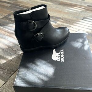 Black wedge boots